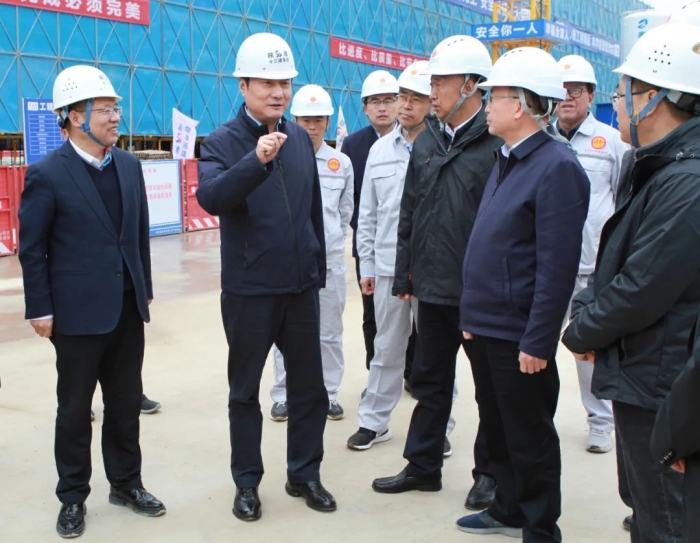 省人大常委會(huì)副主任、省...